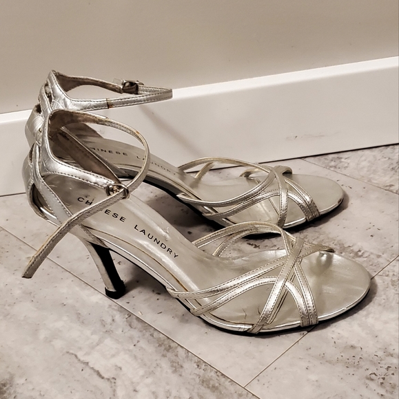 COPY - 2/$35   👠silver strappy saddles - sz 8 - Picture 6 of 12